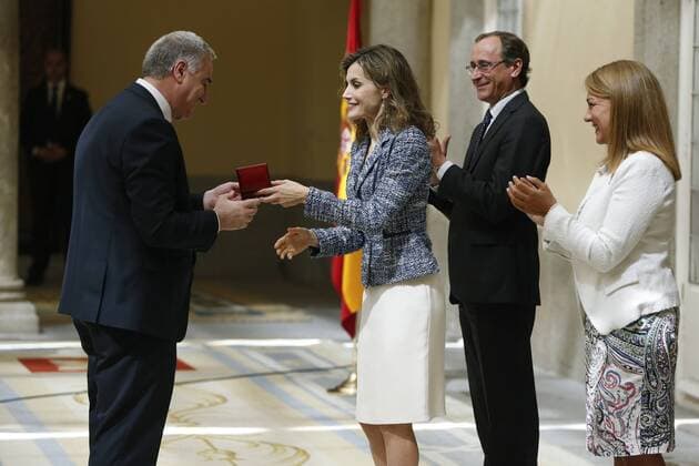 Königin Letizia von Spanien bei der Verleihung der Premios Reina Letizia in Madrid Spain s Queen Letizia (C) prizes the Mayor of Almodovar del Campo, Jose Lozano, during the Queen Letizia Awards 2015 of the Disability Royal Patronage handover ceremony held at the palace of El Pardo in Madrid, Spain, 08 July 2016. Queen Letizia Awards 2015 !ACHTUNG: NUR REDAKTIONELLE NUTZUNG!  GRA139 20160708-636035828352639357