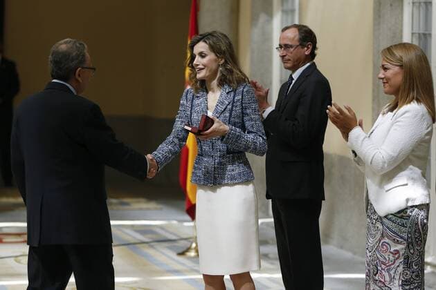 Königin Letizia von Spanien bei der Verleihung der Premios Reina Letizia in Madrid Spain s Queen Letizia (C) prizes the Brazilian Ambassador to Spain, Antonio Jose Ferreira, during the Queen Letizia Awards 2015 of the Disability Royal Patronage handover ceremony held at the palace of El Pardo in Madrid, Spain, 08 July 2016. Queen Letizia Awards 2015 !ACHTUNG: NUR REDAKTIONELLE NUTZUNG!  GRA139 20160708-636035829025779357