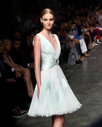 Rome Fashion Week - Renato Balestra Modenschau epa05416113 A model presents a creation from the autumn winter collection 2016 2017 by Italian designer Renato Balestra (R) during the AltaRomaAltaModa fashion week in Rome, 08 July 2016. Renato Balestra - Runway - AltaRomaAltaModa Fashion Week !ACHTUNG: NUR REDAKTIONELLE NUTZUNG!  ROM123 20160708-636036187432989891
