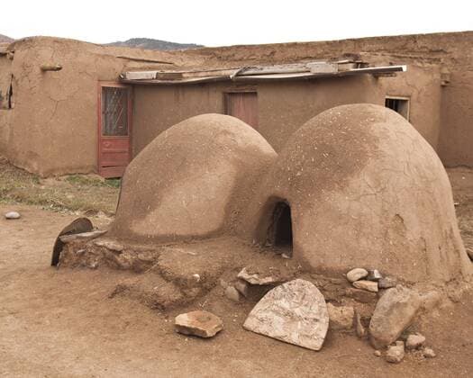 IMAGO Cultures of the world, Taos Pueblo in New Mexico, USA Oct. 21, 2010 - Taos, New Mexico, U.S. - A traditional outdoor adobe oven (horno) in ancient Taos Pueblo. Considered the longest inhabited city in the United States and is the only living Native American community designated both a UNESCO World Heritage Site and a National Historic Landmark, Taos Puebloâ multi-storied adobe buildings have been continuously inhabited for over 1000 years and are a major tourist attraction. - ZUMAd84_