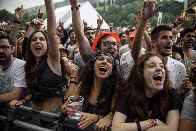 People enjoy the second day of the International Music Festival Bilbao BBK Live in Bilbao, Spain, on 8 July 2016. International music festival Bilbao BBK Live !ACHTUNG: NUR REDAKTIONELLE NUTZUNG!  GRA483 20160709-636036267910011822