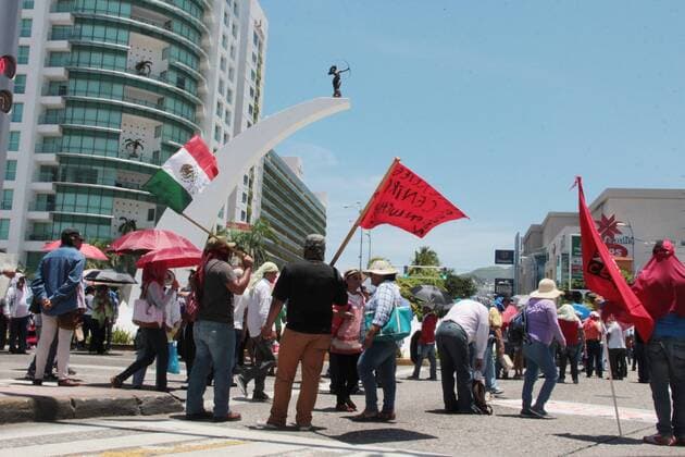 Protest gegen Bildungsreform in Mexiko Members of the National Coordinator of Education Workers (CNTE) protest as part of the mobilization of the teachers against the education reform in Acapulco, Mexico, 8 July 2016. The CNTE made blockages in Mexico City, continued existing in the southern state of Oaxaca and retired seven in Chiapas in southeastern Mexico. TEACHERS BLOCK ROADS AND OAXACA MEXICO CITY, ROLLED BACK IN CHIAPAS !ACHTUNG: NUR REDAKTIONELLE NUTZUNG!  MEX12 20160709-636036356912716865