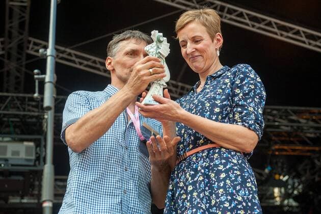 RUTH Preisverleihung auf Heidecksburg Die RUTH-Preisträger 2016 Royal Street Orchestra mit der Förder-RUTH 2016 Matthias Schriefl mit der Festival-RUTH 2016 Andrea Hotzko mit der Ehren-RUTH 2016 Stoppok - Hauptpreis zur RUTH 2016 im Bild: Andrea Hotzko 26. Rudolstadt Festival - Roots Folk Weltmusik