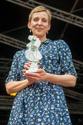 RUTH Preisverleihung auf Heidecksburg Die RUTH-Preisträger 2016 Royal Street Orchestra mit der Förder-RUTH 2016 Matthias Schriefl mit der Festival-RUTH 2016 Andrea Hotzko mit der Ehren-RUTH 2016 Stoppok - Hauptpreis zur RUTH 2016 im Bild: Andrea Hotzko 26. Rudolstadt Festival - Roots Folk Weltmusik