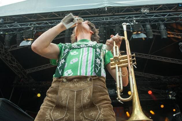 RUTH Preisverleihung auf Heidecksburg Die RUTH-Preisträger 2016 Royal Street Orchestra mit der Förder-RUTH 2016 Matthias Schriefl mit der Festival-RUTH 2016 Andrea Hotzko mit der Ehren-RUTH 2016 Stoppok - Hauptpreis zur RUTH 2016 im Bild: Matthias Schriefl 26. Rudolstadt Festival - Roots Folk Weltmusik