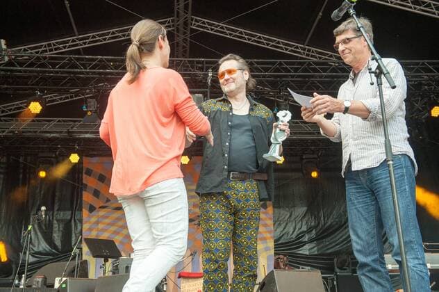 RUTH Preisverleihung auf Heidecksburg Die RUTH-Preisträger 2016 Royal Street Orchestra mit der Förder-RUTH 2016 Matthias Schriefl mit der Festival-RUTH 2016 Andrea Hotzko mit der Ehren-RUTH 2016 Stoppok - Hauptpreis zur RUTH 2016 im Bild: Stoppok 26. Rudolstadt Festival - Roots Folk Weltmusik