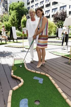 Ulla Kock am Brink und Sandra Maischberger beim 2. i31 Berlin Minigolf-Cup 2016 im Boutique Hotel i31. Berlin, 10.07.2016 Foto:xFredericx xFuturexImage