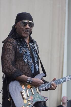 July 10, 2016 - Chicago, IL, USA - Thousands gathered in Grant Park, Chicago on Sunday, July 10th, to see the final concert of the popular Taste of Chicago Festival. Sheila E got the crowd moving to her beat. She later joined the Isley Brothers during their performance. The audience was literally dancing in the aisles as some of the oldies were played. Picutred: Ernie Isley Chicago USA - ZUMAh86_