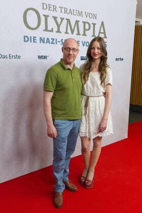 Simon Schwarz und Sandra von Ruffin - Premiere Der Traum von Olympia - Die Nazi-Spiele von 1936 im Zeughaus in Berlin am 11.07.2016. Premiere Der Traum von Olympia - Die Nazi-Spiele von 1936