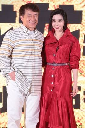 Bilder des Tages GUANGZHOU, CHINA - JULY 11: Actor Jackie Chan and actress Fan Bingbing attend the press conference of director Renny Harlin s film Skiptrace on July 11, 2016 in Guangzhou, China.  CFP488105833