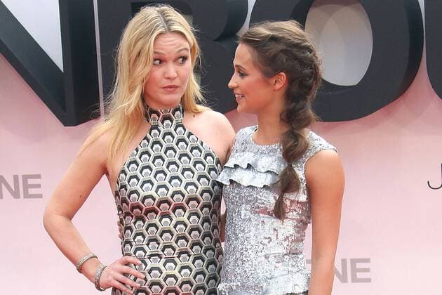 Julia Stiles und Alicia Vikander bei der Jason Bourne Kino Premiere am 11.07.2016 in London Jason Bourne Kinopremiere in London, 2016 