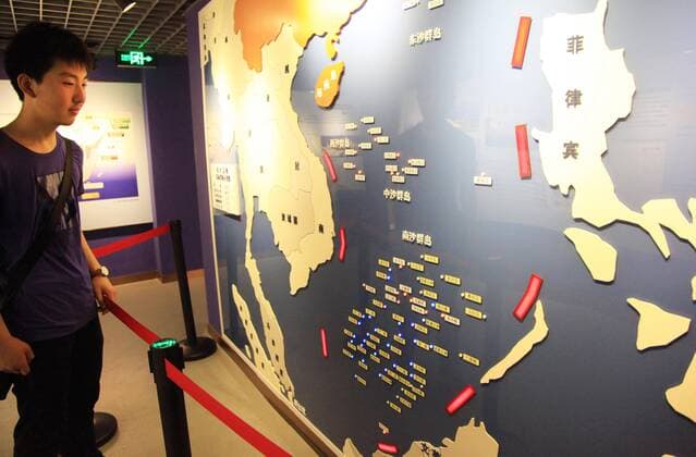 Inselstreit - 3D Modell vom Südchinesischen Meer NANJING, CHINA - JULY 12: A citizen looks at the 3D map of South China Sea at Nanjing Ocean National Defense Education Museum on July 12, 2016 in Nanjing, Jiangsu Province of China. The People s Daily, official newspaper of Communist Party of China, accused Philippines so-called South China Sea arbitration which would be announced on Tuesday by the Arbitral Tribunal at The Hague. Chinese media said the arbitration initiated by the Philippines was instigated and manipulated by the United States, and was irresponsible and injustice on international legal system.  CFP488134599