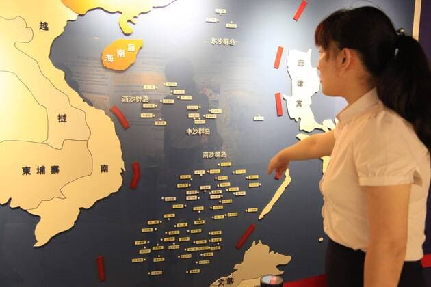 Inselstreit - 3D Modell vom Südchinesischen Meer NANJING, CHINA - JULY 12: A guide explains in front of the 3D map of South China Sea at Nanjing Ocean National Defense Education Museum on July 12, 2016 in Nanjing, Jiangsu Province of China. The People s Daily, official newspaper of Communist Party of China, accused Philippines so-called South China Sea arbitration which would be announced on Tuesday by the Arbitral Tribunal at The Hague. Chinese media said the arbitration initiated by the Philippines was instigated and manipulated by the United States, and was irresponsible and injustice on international legal system.  CFP488134600