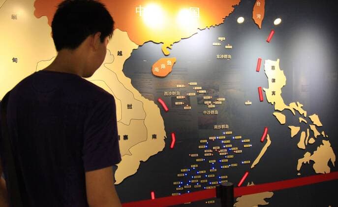 Inselstreit - 3D Modell vom Südchinesischen Meer NANJING, CHINA - JULY 12: A citizen looks at the 3D map of South China Sea at Nanjing Ocean National Defense Education Museum on July 12, 2016 in Nanjing, Jiangsu Province of China. The People s Daily, official newspaper of Communist Party of China, accused Philippines so-called South China Sea arbitration which would be announced on Tuesday by the Arbitral Tribunal at The Hague. Chinese media said the arbitration initiated by the Philippines was instigated and manipulated by the United States, and was irresponsible and injustice on international legal system.  CFP488134601