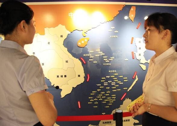 Inselstreit - 3D Modell vom Südchinesischen Meer NANJING, CHINA - JULY 12: Guides explain in front of the 3D map of South China Sea at Nanjing Ocean National Defense Education Museum on July 12, 2016 in Nanjing, Jiangsu Province of China. The People s Daily, official newspaper of Communist Party of China, accused Philippines so-called South China Sea arbitration which would be announced on Tuesday by the Arbitral Tribunal at The Hague. Chinese media said the arbitration initiated by the Philippines was instigated and manipulated by the United States, and was irresponsible and injustice on international legal system.  CFP488134602