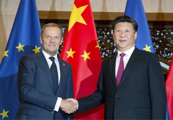 Bilder des Tages China s Pres. Xi says China rejects S. China Sea ruling European Council President Donald Tusk (L) and Chinese President Xi Jinping shake hands ahead of their talks at the Diaoyutai State Guesthouse in Beijing on July 12, 2016. Xi reportedly said China will not accept any proposition or action based on the decision by the South China Sea arbitral tribunal. (Pool photo) 