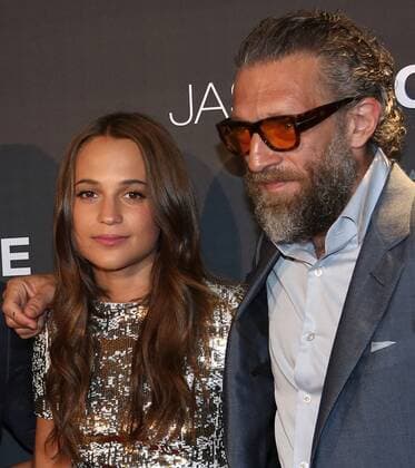 Alicia Vikander (L) and Vincent Cassel attend the French premiere of the film Jason Bourne in Paris on July 12, 2016.  PAR20160712722 DAVIDxSILPA