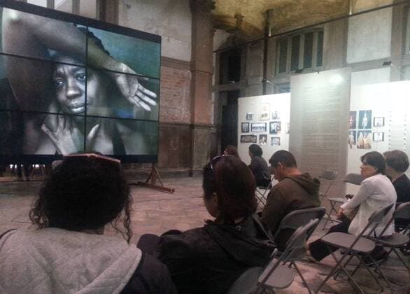 Visitors observe a display of the exhibition Women, new portraits by US photographer Annie Leibovitz in Mexico City, Mexico, 12 July 2016. Twenty photographs of women such as Pakistani activist Malala Yousafzai and Burmese politician Aung San Suu Kyi are displayed at the facilities of Proyecto Publico Prim located at the central colony of Juarez in Mexico City until the 31 July. EFE Mario Guzman ANNIE LEIBOVITZ PRESENTS HER EXHIBITION WOMEN, NEW PORTRAITS TO MEXICO !ACHTUNG: NUR REDAKTIONELLE NUTZUNG!  MEX001 20160712-636039643174042071