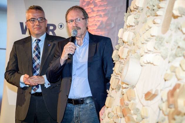 Koeln Wolfgang Lewitzki (Sammlungsleiter) und Geschaeftsfuehrer des Museums Sebastian Konrad mit dem Modell des Olympischen Dorfes von 1936 bei der Erstauffuehrung von Der Traum von Olympia ? Die Nazi-Spiele von 1936 am 12.07.2016, Copyright: Schueler Eibner-Pressefoto EP_JSE