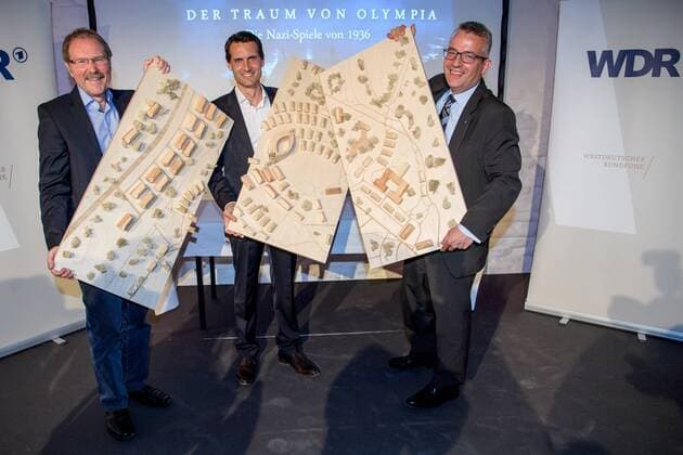 Koeln vl: Wolfgang Lewitzki (Sammlungsleiter), Produzent Kay Siering und Geschaeftsfuehrer des Museums Sebastian Konrad mit dem Modell des Olympischen Dorfes von 1936 bei der Erstauffuehrung von Der Traum von Olympia ? Die Nazi-Spiele von 1936 am 12.07.2016, Copyright: Schueler Eibner-Pressefoto EP_JSE