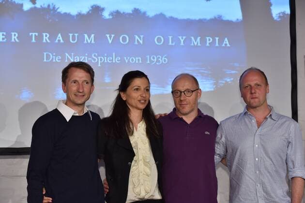 Die Regisseure und Autoren Florian Huber, l-r, und Mira Thiel, die Schauspieler Simon Schwarz , l-r, und Christian Hockenbrink am 12.07.2016 bei dem Preview Der Traum von Olympia – Die Nazi-Spiele von 1936 . Bei diesem feierlichen Anlass wird dem Deutschen Sport & Olympia Museum das für die Dreharbeiten angefertigte Modell des Olympischen Dorfes übergeben