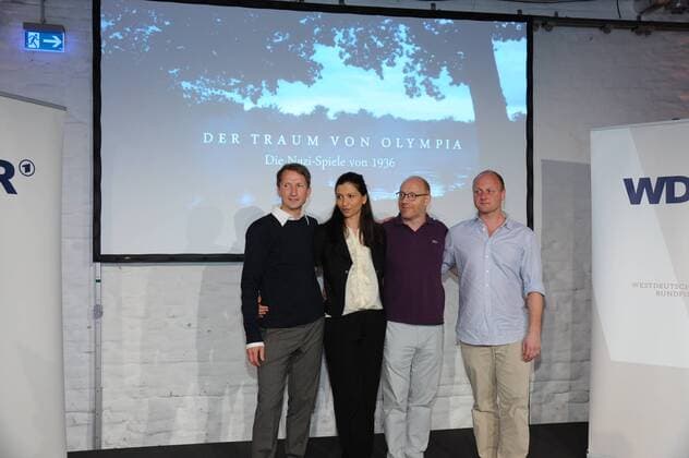 Die Regisseure und Autoren Florian Huber, l-r, und Mira Thiel, die Schauspieler Simon Schwarz , l-r, und Christian Hockenbrink am 12.07.2016 bei dem Preview Der Traum von Olympia – Die Nazi-Spiele von 1936 . Bei diesem feierlichen Anlass wird dem Deutschen Sport & Olympia Museum das für die Dreharbeiten angefertigte Modell des Olympischen Dorfes übergeben