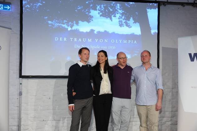 Die Regisseure und Autoren Florian Huber, l-r, und Mira Thiel, die Schauspieler Simon Schwarz , l-r, und Christian Hockenbrink am 12.07.2016 bei dem Preview Der Traum von Olympia – Die Nazi-Spiele von 1936 . Bei diesem feierlichen Anlass wird dem Deutschen Sport & Olympia Museum das für die Dreharbeiten angefertigte Modell des Olympischen Dorfes übergeben