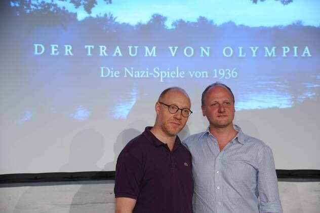 Die Schauspieler Simon Schwarz , l-r, und Christian Hockenbrink am 12.07.2016 bei dem Preview Der Traum von Olympia – Die Nazi-Spiele von 1936 . Bei diesem feierlichen Anlass wird dem Deutschen Sport & Olympia Museum das für die Dreharbeiten angefertigte Modell des Olympischen Dorfes übergeben