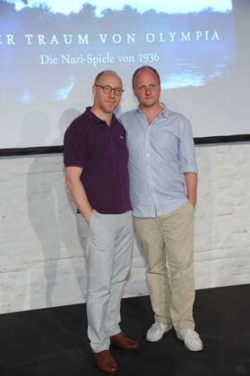 Die Schauspieler Simon Schwarz , l-r, und Christian Hockenbrink am 12.07.2016 bei dem Preview Der Traum von Olympia – Die Nazi-Spiele von 1936 . Bei diesem feierlichen Anlass wird dem Deutschen Sport & Olympia Museum das für die Dreharbeiten angefertigte Modell des Olympischen Dorfes übergeben