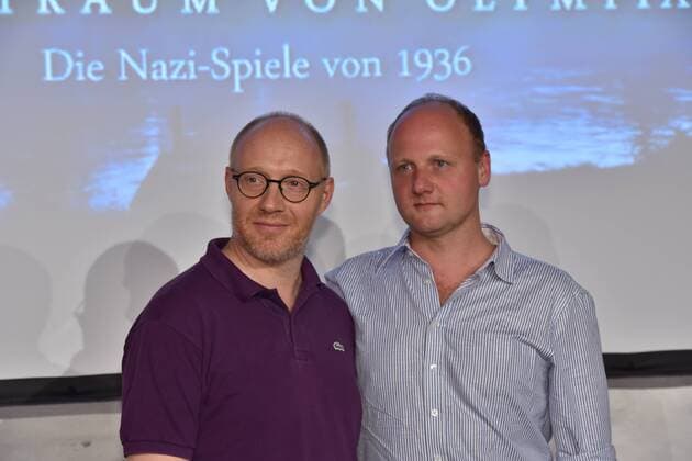 Die Schauspieler Simon Schwarz , l-r, und Christian Hockenbrink am 12.07.2016 bei dem Preview Der Traum von Olympia – Die Nazi-Spiele von 1936 . Bei diesem feierlichen Anlass wird dem Deutschen Sport & Olympia Museum das für die Dreharbeiten angefertigte Modell des Olympischen Dorfes übergeben
