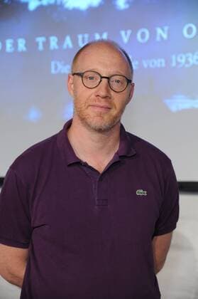 Der Schauspieler Simon Schwarz am 12.07.2016 bei dem Preview Der Traum von Olympia – Die Nazi-Spiele von 1936 . Bei diesem feierlichen Anlass wird dem Deutschen Sport & Olympia Museum das für die Dreharbeiten angefertigte Modell des Olympischen Dorfes übergeben