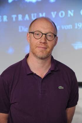 Der Schauspieler Simon Schwarz am 12.07.2016 bei dem Preview Der Traum von Olympia – Die Nazi-Spiele von 1936 . Bei diesem feierlichen Anlass wird dem Deutschen Sport & Olympia Museum das für die Dreharbeiten angefertigte Modell des Olympischen Dorfes übergeben