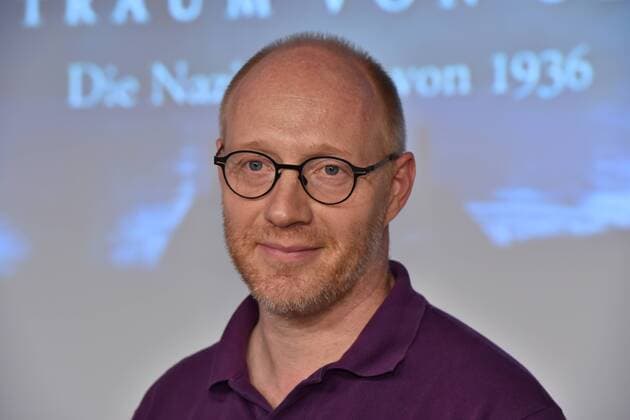 Der Schauspieler Simon Schwarz am 12.07.2016 bei dem Preview Der Traum von Olympia – Die Nazi-Spiele von 1936 . Bei diesem feierlichen Anlass wird dem Deutschen Sport & Olympia Museum das für die Dreharbeiten angefertigte Modell des Olympischen Dorfes übergeben