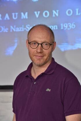 Der Schauspieler Simon Schwarz am 12.07.2016 bei dem Preview Der Traum von Olympia – Die Nazi-Spiele von 1936 . Bei diesem feierlichen Anlass wird dem Deutschen Sport & Olympia Museum das für die Dreharbeiten angefertigte Modell des Olympischen Dorfes übergeben