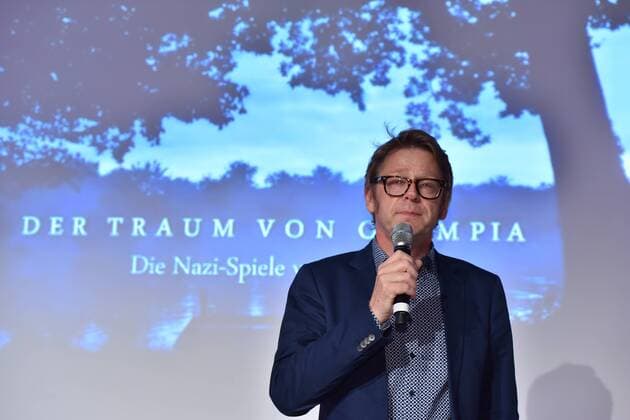 Matthias Kremin , Leiter des Programmbereichs Kultur und Wissenschaft Fernsehen beim WDR Westdeutscher Rundfunk am 12.07.2016 bei dem Preview Der Traum von Olympia – Die Nazi-Spiele von 1936 . Bei diesem feierlichen Anlass wird dem Deutschen Sport & Olympia Museum das für die Dreharbeiten angefertigte Modell des Olympischen Dorfes übergeben