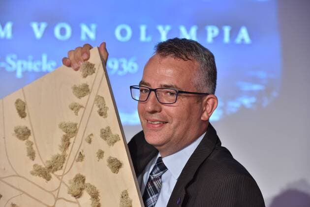 Geschäftsführer Deutsche Sport & Kultur Marketing GmbH Sebastian Conrad am 12.07.2016 bei dem Preview Der Traum von Olympia – Die Nazi-Spiele von 1936 . Bei diesem feierlichen Anlass wird dem Deutschen Sport & Olympia Museum das für die Dreharbeiten angefertigte Modell des Olympischen Dorfes übergeben
