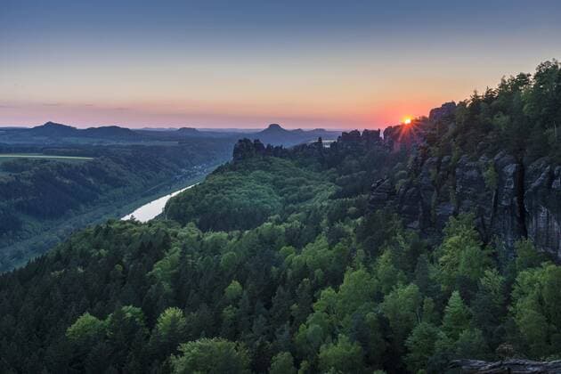Landschaft mit Felsformationen, Wald, Sonnenuntergang, Fluss Elbe, Nationalpark Sächsische Schweiz, Bad Schandau, Sachsen, Deutschland, Europa Copyright: imageBROKER/FrankxBienewald iblfbd04371473.jpg