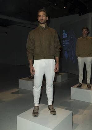 New York Fashion Week - CP Company Modenschau USA: CP Company NYFWM SS2017 Model shows off dress by CP Company during New York Fashion week mens Spring Summer 2017 at Skylight Clarkson.  LevxRadin