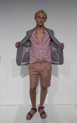 New York Fashion Week - Zachary Prell Modenschau New York Fashion week mens Spring Summer 2017 Model shows off dress by Zachary Prell during New York Fashion week mens Spring Summer 2017 at Skylight Clarkson  LevxRadin