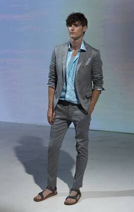 New York Fashion Week - Zachary Prell Modenschau New York Fashion week mens Spring Summer 2017 Model shows off dress by Zachary Prell during New York Fashion week mens Spring Summer 2017 at Skylight Clarkson  LevxRadin