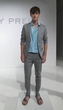 New York Fashion Week - Zachary Prell Modenschau New York Fashion week mens Spring Summer 2017 Model shows off dress by Zachary Prell during New York Fashion week mens Spring Summer 2017 at Skylight Clarkson  LevxRadin