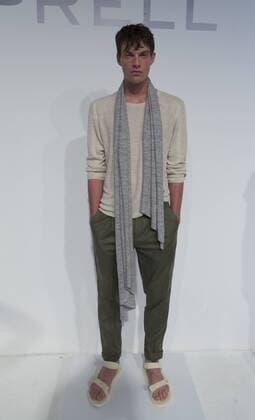 New York Fashion Week - Zachary Prell Modenschau New York Fashion week mens Spring Summer 2017 Model shows off dress by Zachary Prell during New York Fashion week mens Spring Summer 2017 at Skylight Clarkson  LevxRadin