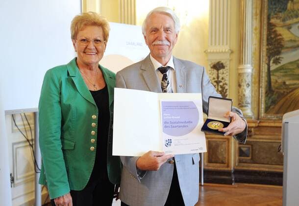 Verleihung der Sozialmedaille des Saarlandes am Donnerstag (14.07.2016) im historischen Sitzungssaal des Sozialministeriums in Saarbrücken. Im Bild: Sozialministerin Monika Bachmann mit Lothar Arnold, der eine Medaille erhält.