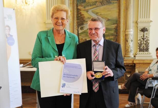 Verleihung der Sozialmedaille des Saarlandes am Donnerstag (14.07.2016) im historischen Sitzungssaal des Sozialministeriums in Saarbrücken. Im Bild: Sozialministerin Monika Bachmann mit Toni Job der eine Medaille erhält.