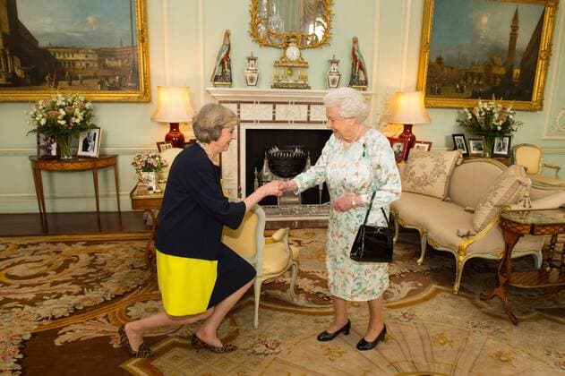 Queen Elizabeth II. empfängt Theresa May . 13 07 2016. London, United Kingdom. Queen Elizabeth II welcomes Theresa May at an audience in Buckingham Palace, London, where she invited the former Home Secretary to become Prime Minister and form a new government.  xROTAxx xi-Imagesx IIM-13179-0001