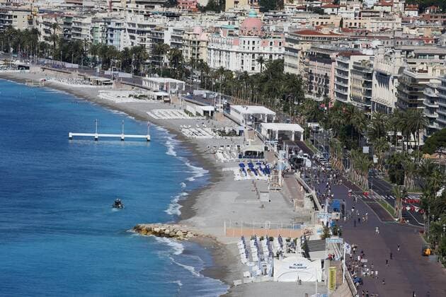 Bilder des Tages Anschlag in Nizza - Strand am Morgen nach der Tat 209561 Francois Glories Starface 2016-07-15 Nice France Attentat terroriste à Nice: Atmosphères sur la plage et la promenade. _sans_perso  Copyright: xFrancoisxGloriesx xStarfacex STAR_209561_010