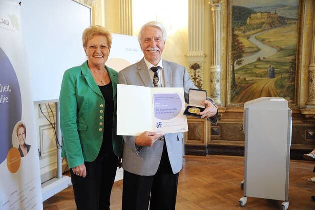 Verleihung der Sozialmedaille des Saarlandes am Donnerstag (14.07.2016) im historischen Sitzungssaal des Sozialministeriums in Saarbrücken. Im Bild: Sozialministerin Monika Bachmann mit Lothar Arnold, der eine Medaille erhält.