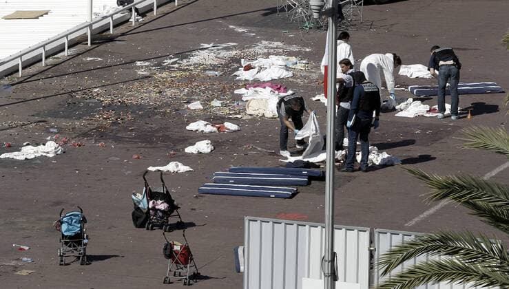 Anschlag in Nizza - Spurensicherung Policemen inspect the scene where a truck crashed late 14 July 2016 into the crowd during the Bastille Day celebrations in Nice, France, 15 July 2016. According to reports, at least 84 people died and many were wounded after a truck drove into the crowd on the famous Promenade des Anglais during celebrations of Bastille Day. The attacker, a 31-year old French-Tuninsian man, was shot to dead by the French police. Anti-terrorism police took over the investigation in the incident, media added. At least 84 people die in a truck attack in Nice !ACHTUNG: NUR REDAKTIONELLE NUTZUNG!  GRA044 20160715-636041780742905240