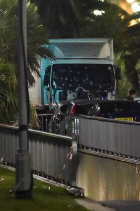 Bilder des Tages Anschlag in Nizza Der LKW, der in die Menschenmassen fuhr Anschlag in Nizza Terror Terroranschlag Attacke Terrorattacke - 14 07 2016 lionelURMAN PANORAMIC 