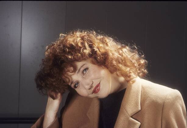 Regina Thoss (Sängerin) 03 92 nou Regina Thoss im März 1992 Deutschland deutsch Deutsche Frau Sängerin Gesang Musikerin Musik Entertainerin Entertainment Schlager Schlagermusik Schlagersängerin Moderatorin Radio Hörfunk Rundfunk Moderation rothaarig langhaarig Locken lockig quer Portrait lächelnd